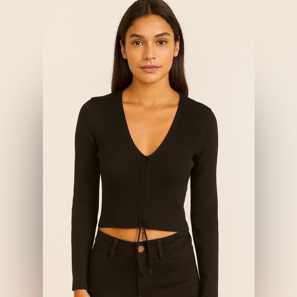 Urban Outfitters Tops - EUC Black Urban Outfitters V-Neck Ribbed Women's LS Top Size Medium (E3